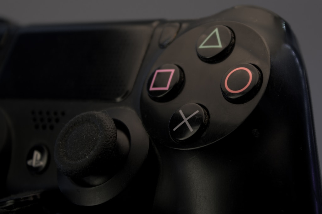 Zdjęcie okładkowe wpisu Awaria napędu w PS4 – jak odzyskać płytę, która utknęła w konsoli?