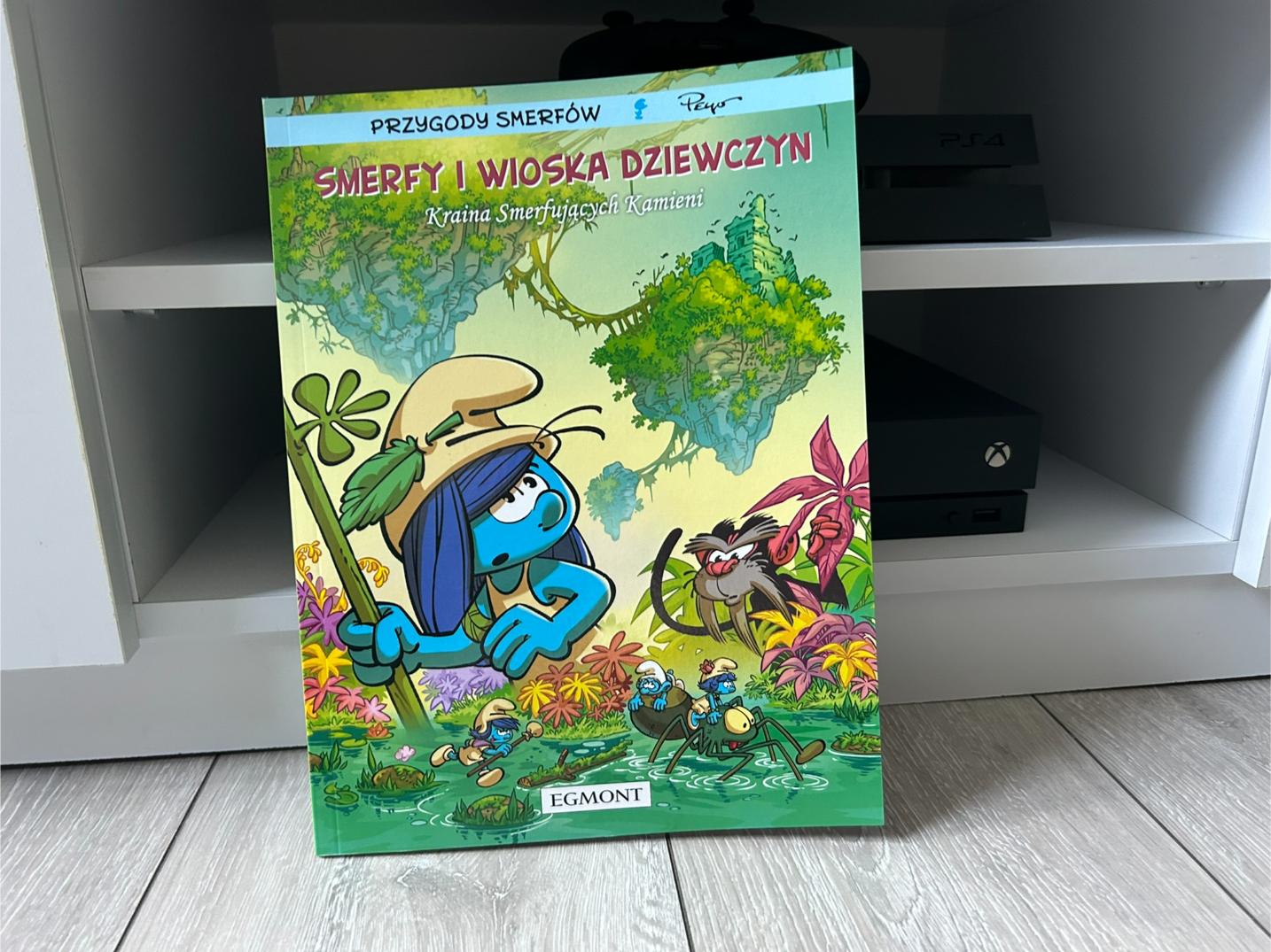 Zdjęcie okładkowe wpisu Recenzja komiksu: Smerfy i wioska dziewczyn. Kraina Smerfujących Kamieni. Tom 7