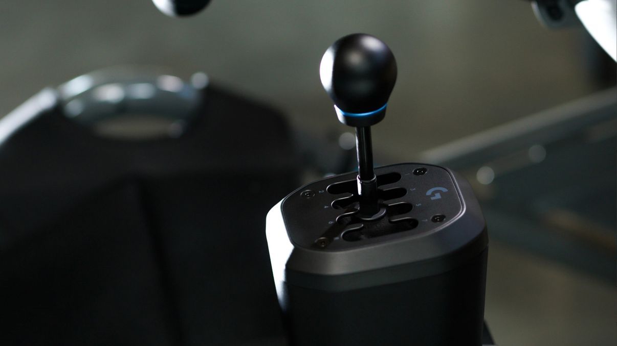 Logitech RS H-Shifter już dostępny. Manualna skrzynia kompatybilna z PS5 i Xbox