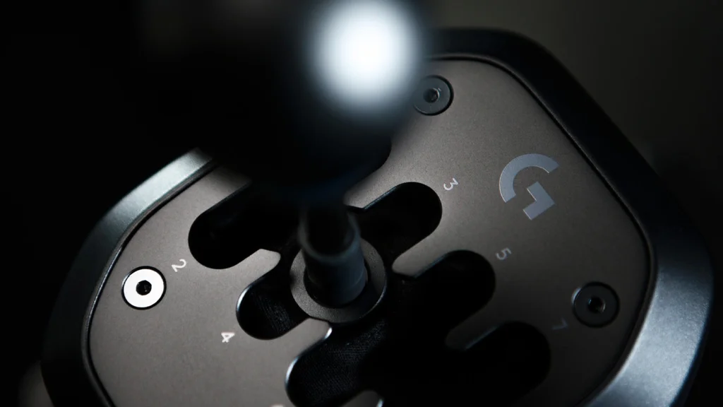 Logitech RS H-Shifter już dostępny. Manualna skrzynia kompatybilna z PS5 i Xbox