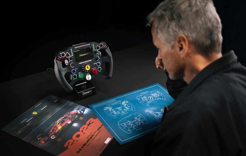 Zdjęcie okładkowe wpisu Thrustmaster Ferrari 499P Centenary Winner Edition zapowiedziana. Powstanie tylko 499 egzemplarzy wyjątkowej kierownicy dla fanów wyścigów