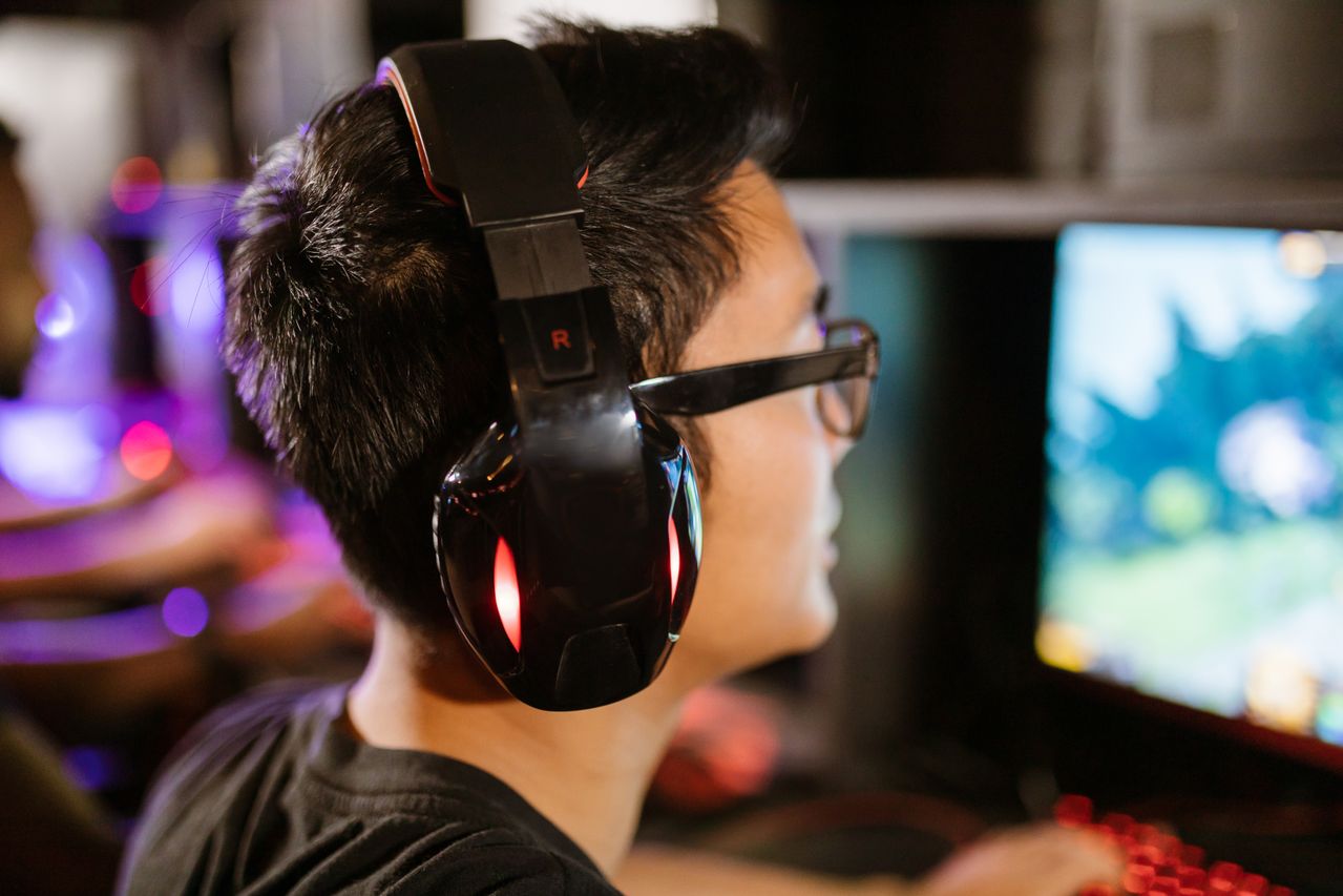 Zdjęcie okładkowe wpisu Zmęczone oczy od grania? Te superprodukcje audio wciągają równie mocno, co najlepsze gry RPG