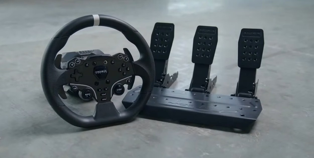 Zdjęcie okładkowe wpisu MOZA R5 Pro Racing Simulator oficjalnie zapowiedziany. Zestaw Direct Drive dla początkujących stawia na prostotę i możliwość rozbudowy