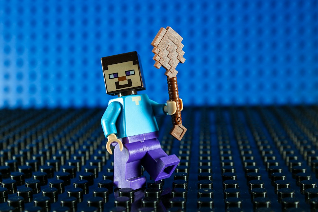 Zdjęcie okładkowe wpisu Licencje gamingowe w klockach. LEGO Minecraft i LEGO Fortnite jako prezent dla gracza